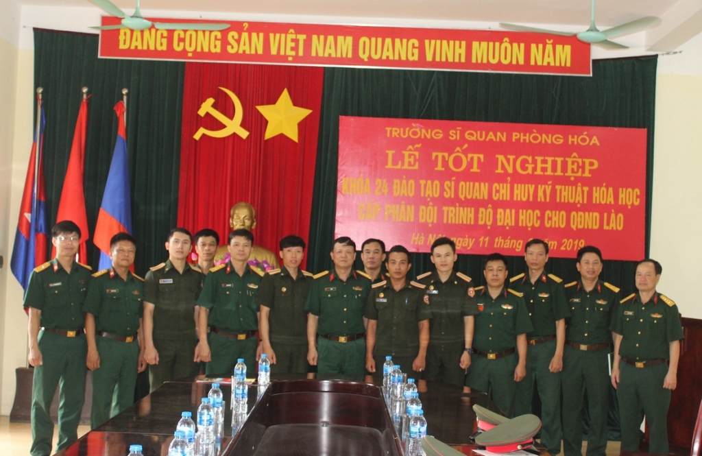 2.-dai-bieu-cac-co-quan-don-vi-chuoj-anh-luu-niem-cung-hoc-vien-copy-.jpg (422 KB)