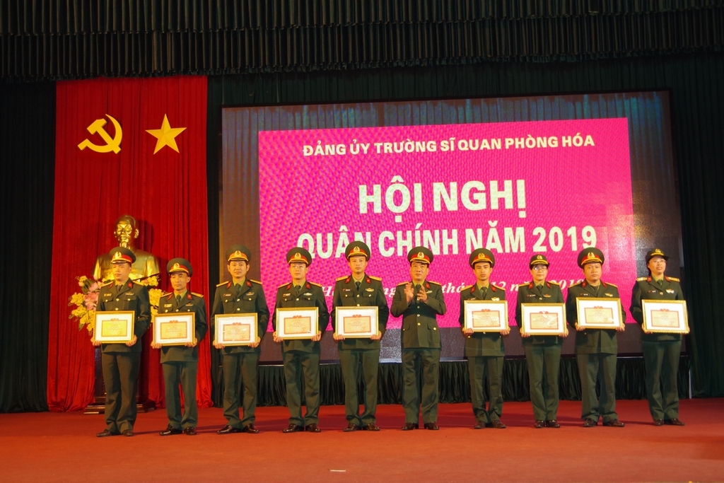 dai-ta-nguyen-van-lu-pho-chinh-uy-nha-truong-trao-thuong-cho-cac-tap-the-ca-nhan-dat-thanh-tich-xuat-sac-nam-2019-copy-.jpg (470 KB)