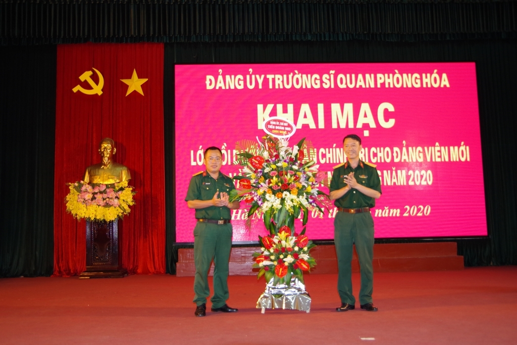 dong-chi-thieu-ta-hoang-ngoc-quyet-ben-trai-dang-uy-vien-chinh-tri-vien-pho-tieu-doan-phong-hoa-905-tang-hoa-chuc-mung-lop-hoc.-copy-.jpg (418 KB)