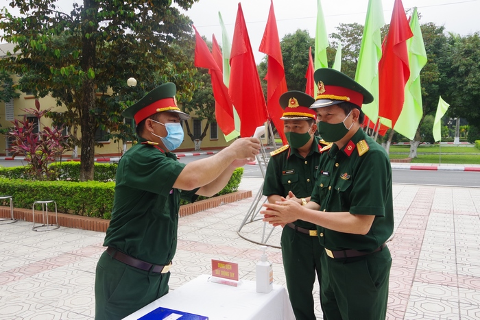 4.-dong-chi-dai-ta-trinh-thanh-dong-pho-chinh-uy-binh-chung-kiem-tra-cong-tac-bau-cu-copy-.jpg (265 KB)