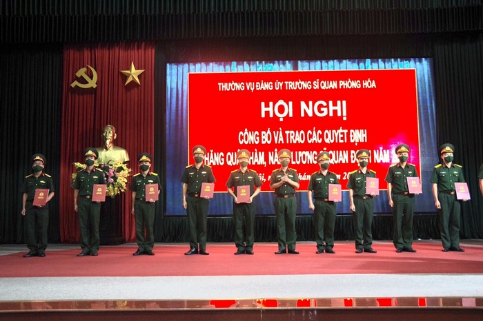 2.-2.-cac-dong-chi-trong-thuong-vu-dang-uy-nha-truong-trao-quyet-dinh-cho-cac-dong-chi-duoc-thang-quan-ham-nang-luong-copy-.jpg (92 KB)