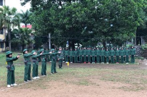 Thủ trưởng Ban Giám hiệu kiểm tra Tổ Giảng viên của Nhà trường huấn luyện QP-AN tại Trường Cao đẳng Sư phạm Hòa Bình