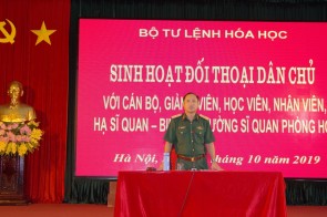 Thủ trưởng Bộ Tư lệnh Binh chủng Hóa học sinh hoạt đối thoại dân chủ với Trường Sĩ quan Phòng hóa.