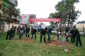 Trường Sĩ quan Phòng hóa trồng cây đầu xuân nhớ ơn Bác Hồ