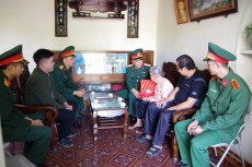 Giúp dân để gần gũi với dân
