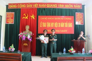 Chi Bộ Khoa Quân sự Chung trao huy hiệu 30 năm tuổi đảng cho đảng viên