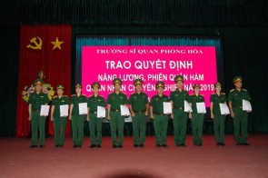 Trường sĩ quan phòng hóa công bố, trao quyết định phiên quân hàm, nâng lương cho quân nhân chuyên nghiệp