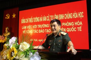 Tư lệnh Binh chủng làm việc với Trường Sĩ quan Phòng hóa  về công tác quản lý, đào tạo học viên quốc tế