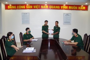 Trao tiền hỗ trợ làm nhà “ Mái ấm công đoàn, nghĩa tình đồng đội” cho đoàn viên công đoàn có hoàn cảnh khó khăn