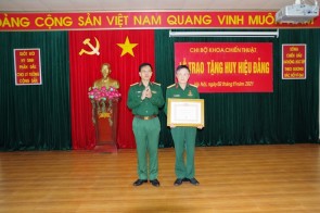 Lễ trao tặng Huy hiệu Đảng ở Đảng bộ Trường Sĩ quan Phòng hoá