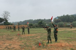 Trường Sĩ quan Phòng hóa tổ chức kiểm tra bắn đạn thật súng Tiểu liên AK bài 1 cho học viên khóa 24, đào tạo giai đoạn 1, sĩ quan cấp phân đội trình độ đại học