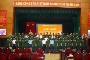 TRƯỜNG SĨ QUAN PHÒNG HÓA TỔ CHỨC LỄ TỐT NGHIỆP CHO HỌC VIÊN KHÓA 21, ĐÀO TẠO SĨ QUAN CHỈ HUY KỸ THUẬT HÓA HỌC CẤP PHÂN ĐỘI TRÌNH ĐỘ ĐẠI HỌC; KHÓA 12, ĐÀO TẠO NHÂN VIÊN TRUNG CẤP KHÍ TÀI