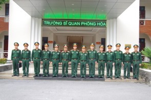 TRUNG TƯỚNG NGUYỄN DOÃN ANH THĂM VÀ LÀM VIỆC VỚI BINH CHỦNG HOÁ HỌC VỀ CÔNG TÁC BẢO ĐẢM CHO GIÁO DỤC, ĐÀO TẠO TẠI TRƯỜNG SĨ QUAN PHÒNG HÓA