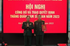 Trường Sĩ quan Phòng hoá trao Huân chương bảo vệ Tổ quốc, quân hàm Đại tá và Danh hiệu Chiến sĩ thi đua cơ sở