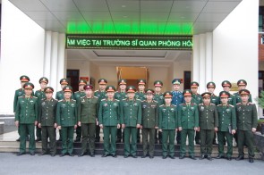 Đoàn cán bộ, giảng viên, học viên Học viện Quốc phòng tham quan, trao đổi, học tập, nghiên cứu tại Trường Sĩ quan Phòng hóa