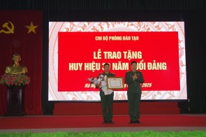 Chi bộ Phòng Đào tạo tổ chức Lễ Trao tặng Huy hiệu 30 năm tuổi Đảng đợt 03/02